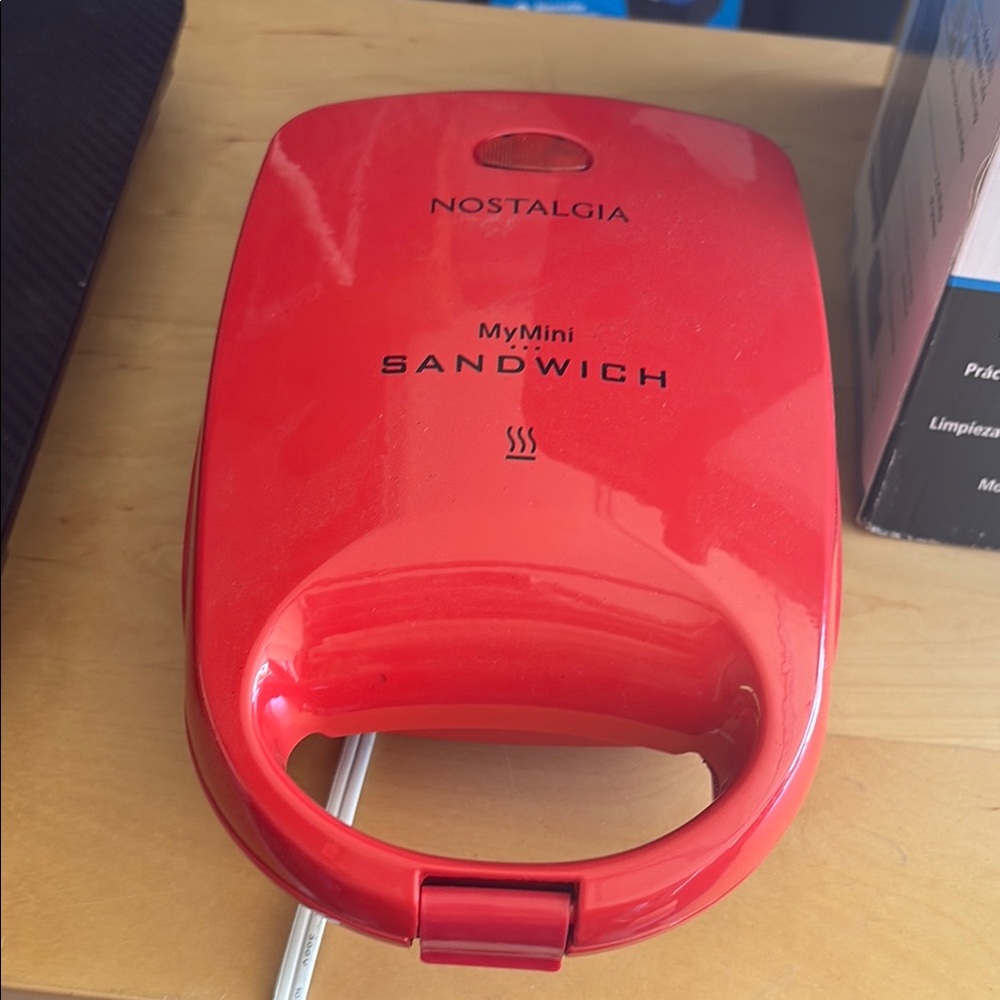 Nostalgia MyMini Vibrant Red Sandwich Press
